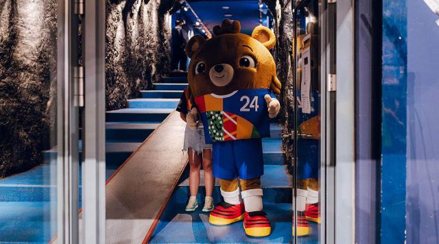 1687338472465081322.jpg 开云登录入口-连败后响起下课声,嘴硬的弗利克还能瞎搞到何时?