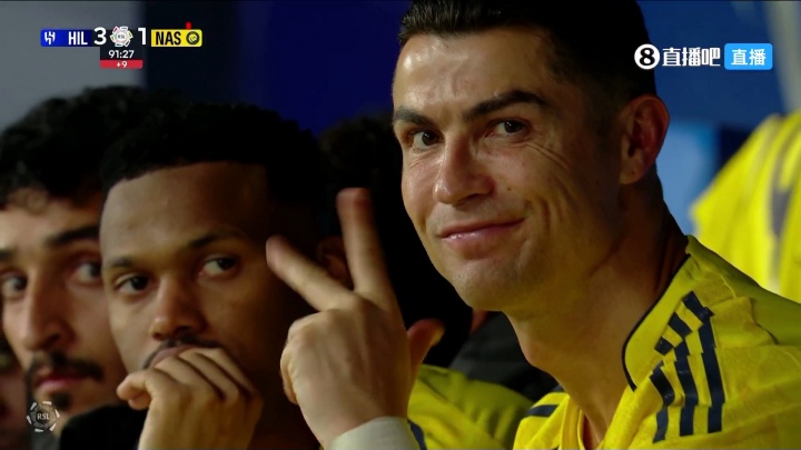 C罗做手势暗示被"偷窃",拜因体育:C罗可能面临2至4场禁赛+罚款